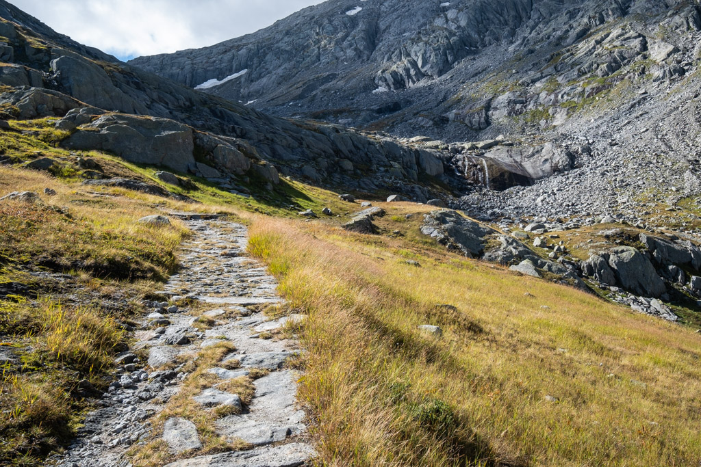 Sentier menant au col
