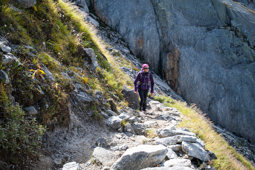 Plus loin, dans la montée, le sentier est nettement moins lisse