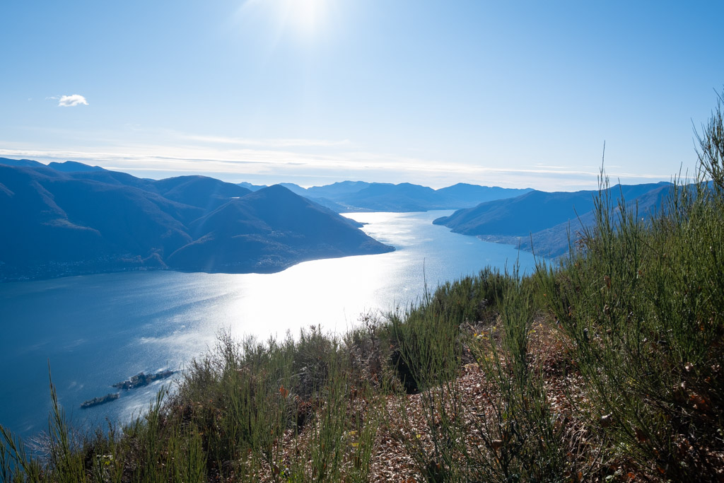 Vue sur le lac Majeur depuis le sommet du Corona dei Pinci